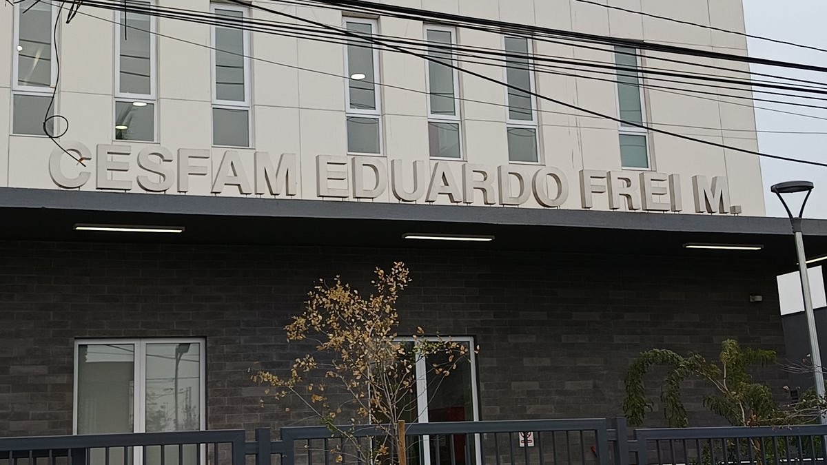 'Todos los lunes y viernes habrá tiroteo': Funcionaria de Cesfam de La Cisterna es detenida tras difundir mensajes con amenazas