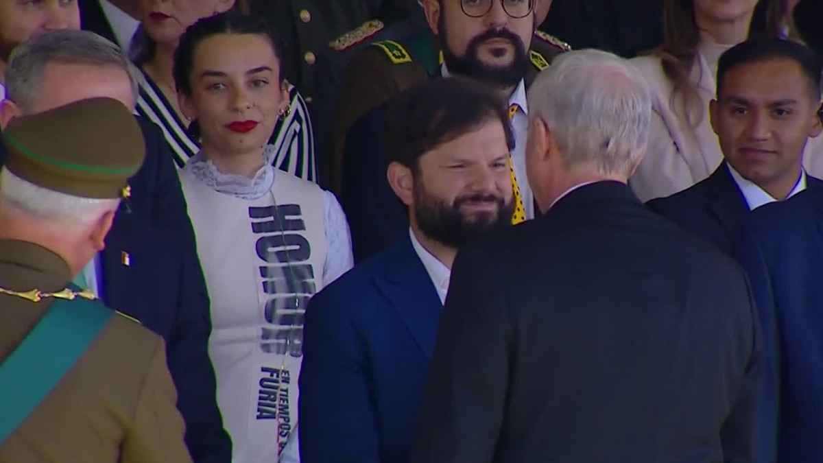 Video muestra cómo fue el saludo entre Kast y Boric en ceremonia de aniversario de Carabineros