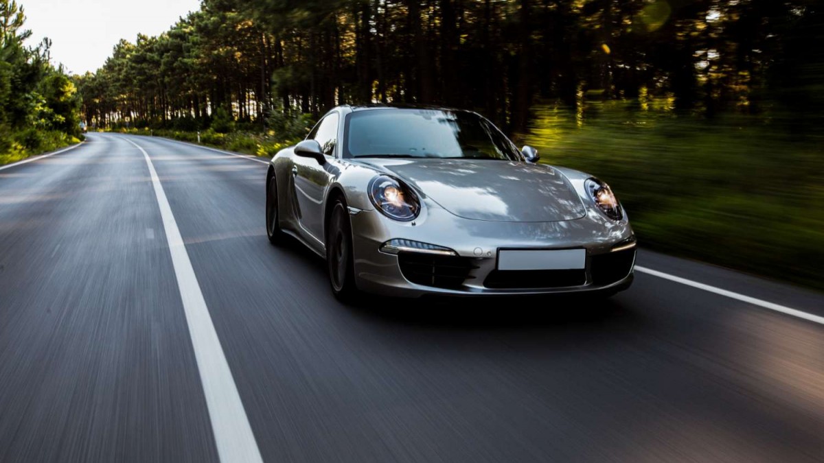 Repartidor que se subió a un Porsche huyendo de unos perros quedó libre de pagar los daños