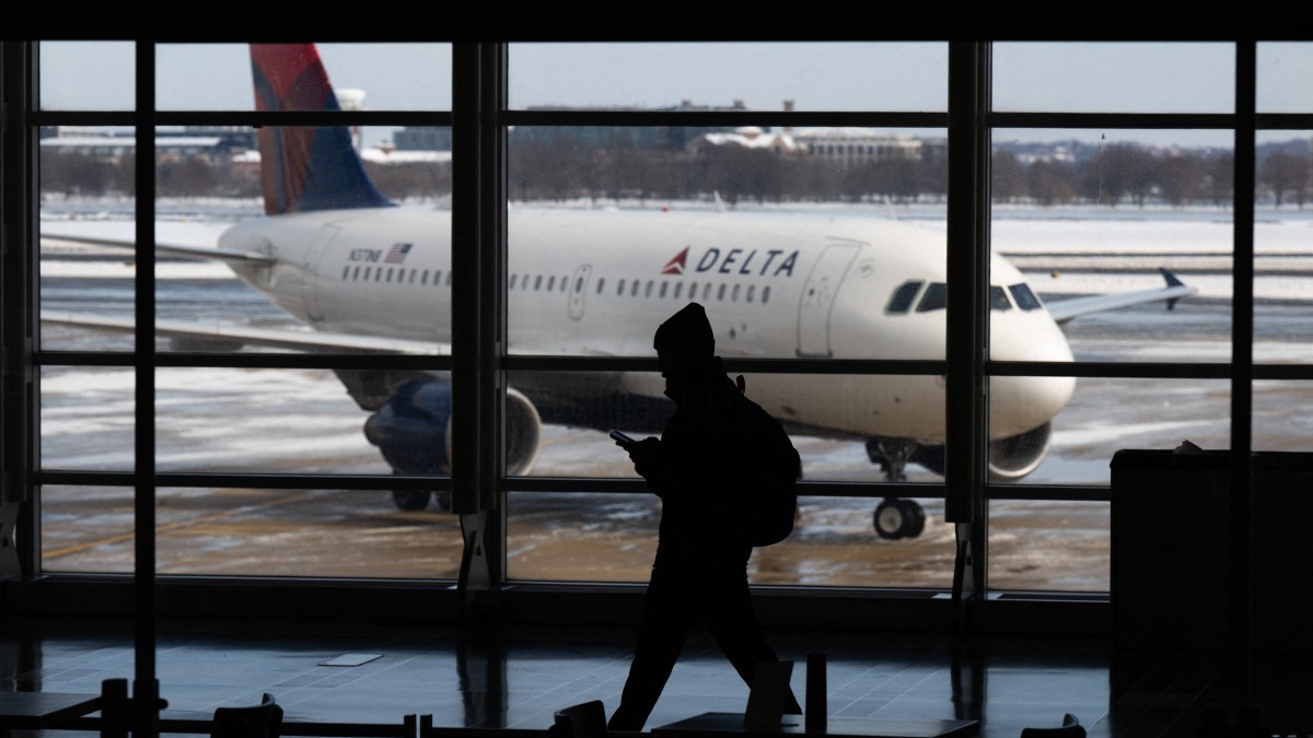 Una mujer da a luz en pleno vuelo de Delta Air Lines a media hora de llegar a su destino