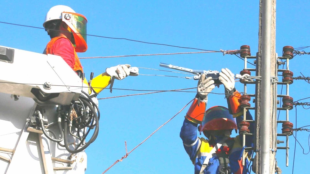Ocho comunas de Santiago estarán seis horas sin luz este martes: Conoce los sectores que tendrán corte de suministro
