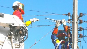Ocho comunas de Santiago estarán seis horas sin luz este martes: Conoce los sectores que tendrán corte de suministro