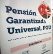 La normativa vigente establece un máximo de tiempo que los beneficiarios pueden estar fuera de Chile antes de perder la PGU, así como otras causales por las que se suspende la entrega de esta ayuda de hasta $250 mil