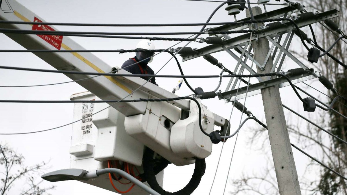 Cortes de luz  de hasta ocho horas: Estas son las 8 comunas de la RM afectadas este miércoles 29 de abril