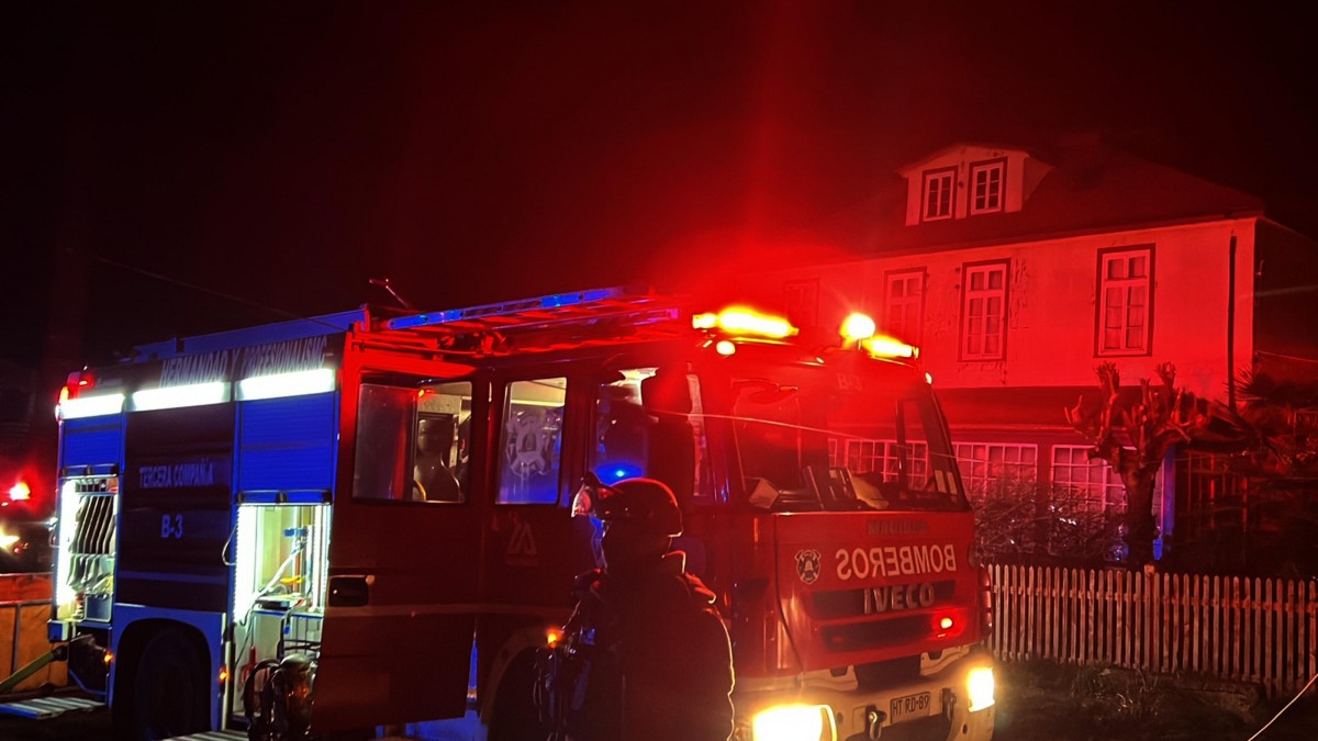 Trágico incendio en Quellón: Tres fallecidos y una persona herida tras siniestro que destruyó dos viviendas
