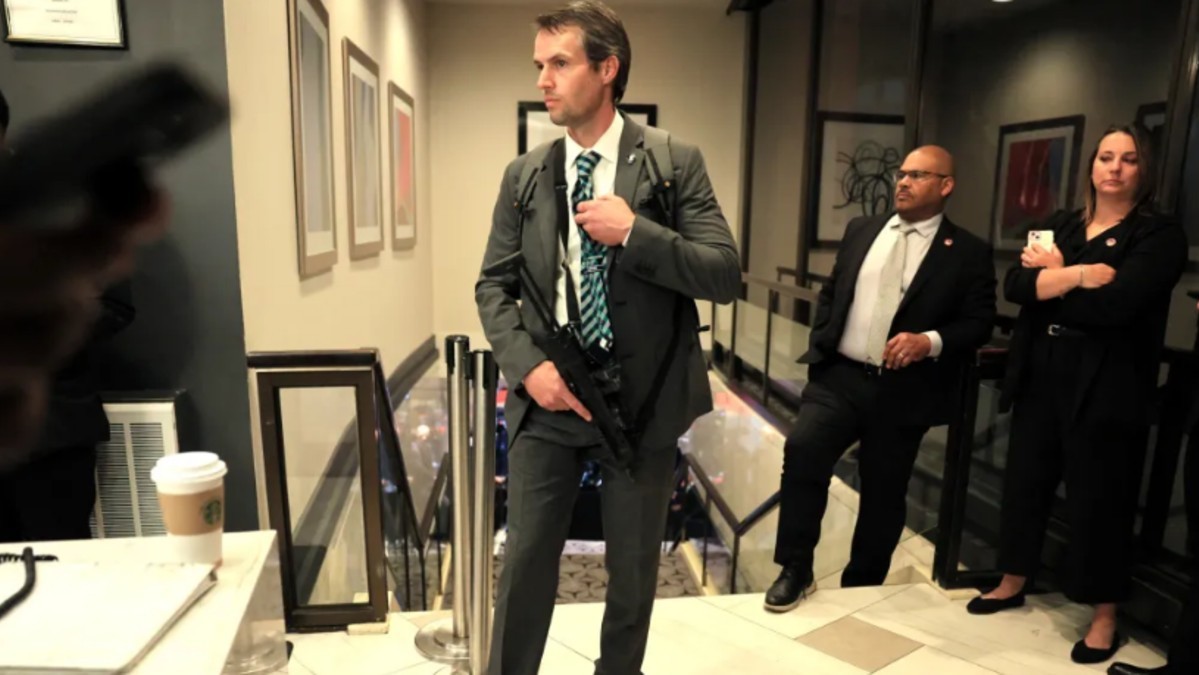 Licencia para proteger: Quién es el agente que se volvió viral tras el tiroteo contra Trump al portar un  arma futurista