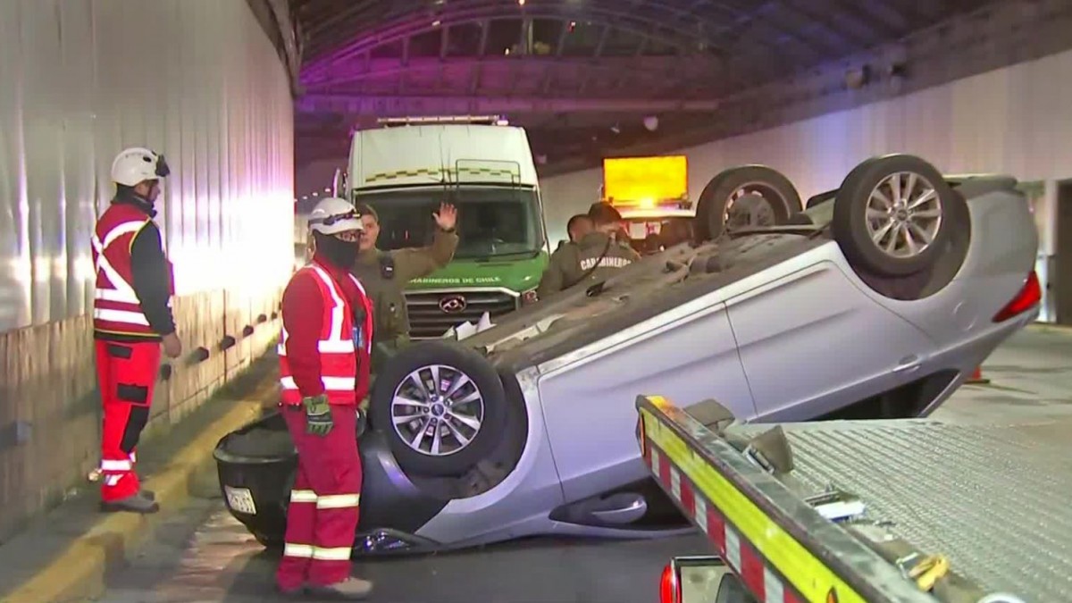 Impactante accidente en Costanera Norte: Auto volcó en curva de la autopista y dejó dos heridos
