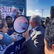 El Presidente José Antonio Kast enfrentó manifestación de funcionarios de la salud en Temuco en medio de polémica por recortes. Aseguró que no afectarán el trabajo ni la atención.