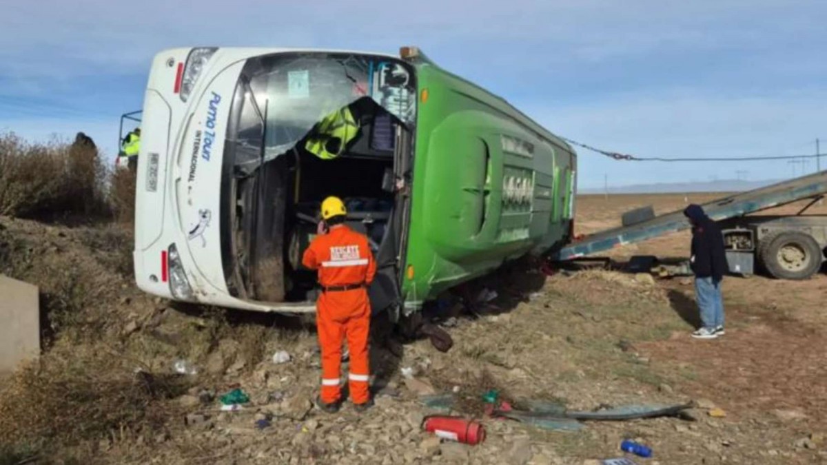 No descartan exceso de velocidad o cansancio del conductor como causa de fatal volcamiento de bus chileno en Bolivia