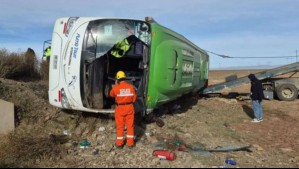 No descartan exceso de velocidad o cansancio del conductor como causa de fatal volcamiento de bus chileno en Bolivia