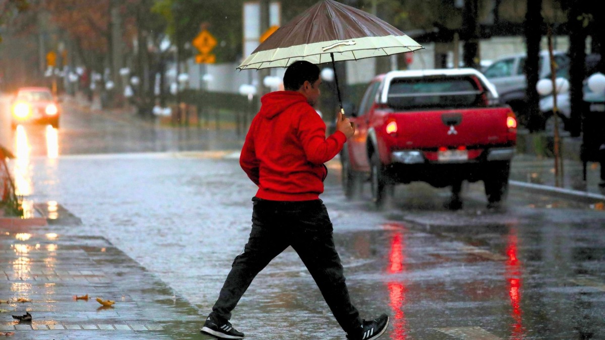 Vapor de agua y bajas presiones subtropicales: Los factores que provocarán intensas lluvias la próxima semana en Santiago