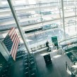 Permanecer en Estados Unidos excediendo la fecha de finalización de la estadía autorizada podría ser causal de graves sanciones que van desde la cancelación de la visa hasta el impedimento de gestiones futuras