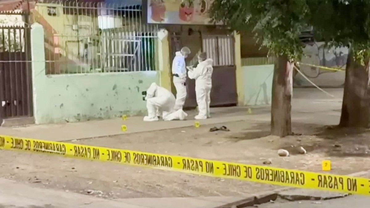 Investigan doble homicidio frustrado en Cerro Navia: Dos personas heridas a bala permanecen en riesgo vital