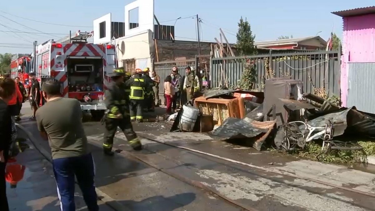 Dos adultos mayores mueren en incendio generado tras explosión en Conchalí: Investigan posible fuga de gas