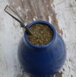 Conoce cuáles son los beneficios de beber mate, una yerba consumida principalmente en Argentina, Paraguay y Uruguay, pero que ha ganado terreno entre los jóvenes chilenos.