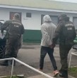 Carabineros detuvo a dos extranjeros en Curicó durante un control vehicular. Uno tenía alerta roja de Interpol y ambos quedaron en prisión preventiva por tráfico de drogas.