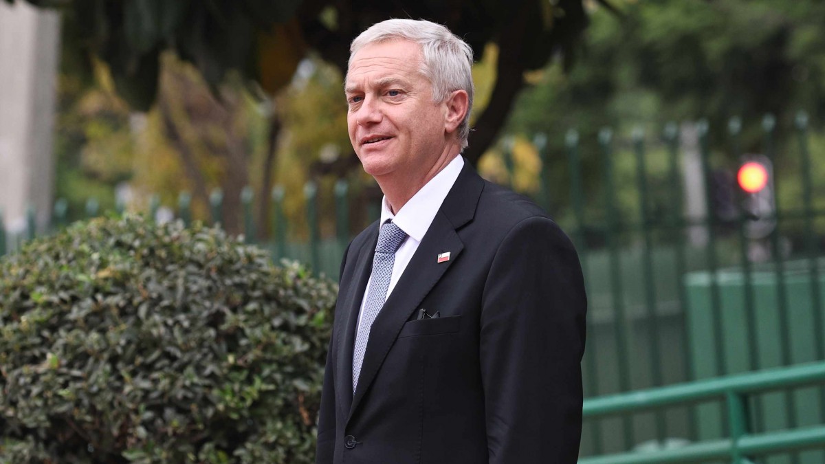 Cadem: Desaprobación a Kast llega a 57% y 59% rechaza los recortes de programas