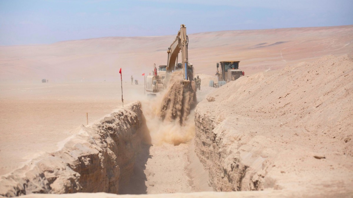 'Si uno se cae ahí, no puede volver a salir': Director de Migraciones defiende efectividad de zanja en la frontera norte