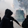 Este viernes 1 de mayo se conmemora un nuevo Día Internacional del Trabajador, ocasión por la que se están desarrollando dos manifestaciones en el centro de Santiago. ¡Hay desórdenes y el Metro cierra estaciones!
