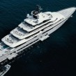 Este coloso de 111 metros, construido por Oceanco, se presenta como un espacio funcional y autosuficiente, diseñado para operar como un ecosistema privado en alta mar