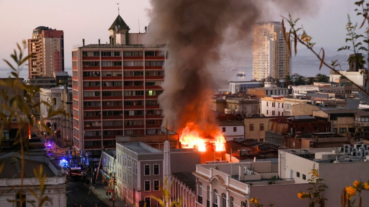 Incendio estructural en Valparaíso moviliza a 10 compañías de Bomberos