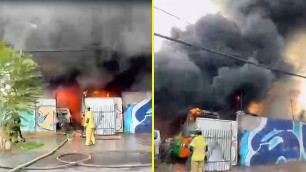 Hay gran columna de humo: Incendio en Estación Central afecta a viviendas y a un taller mecánico