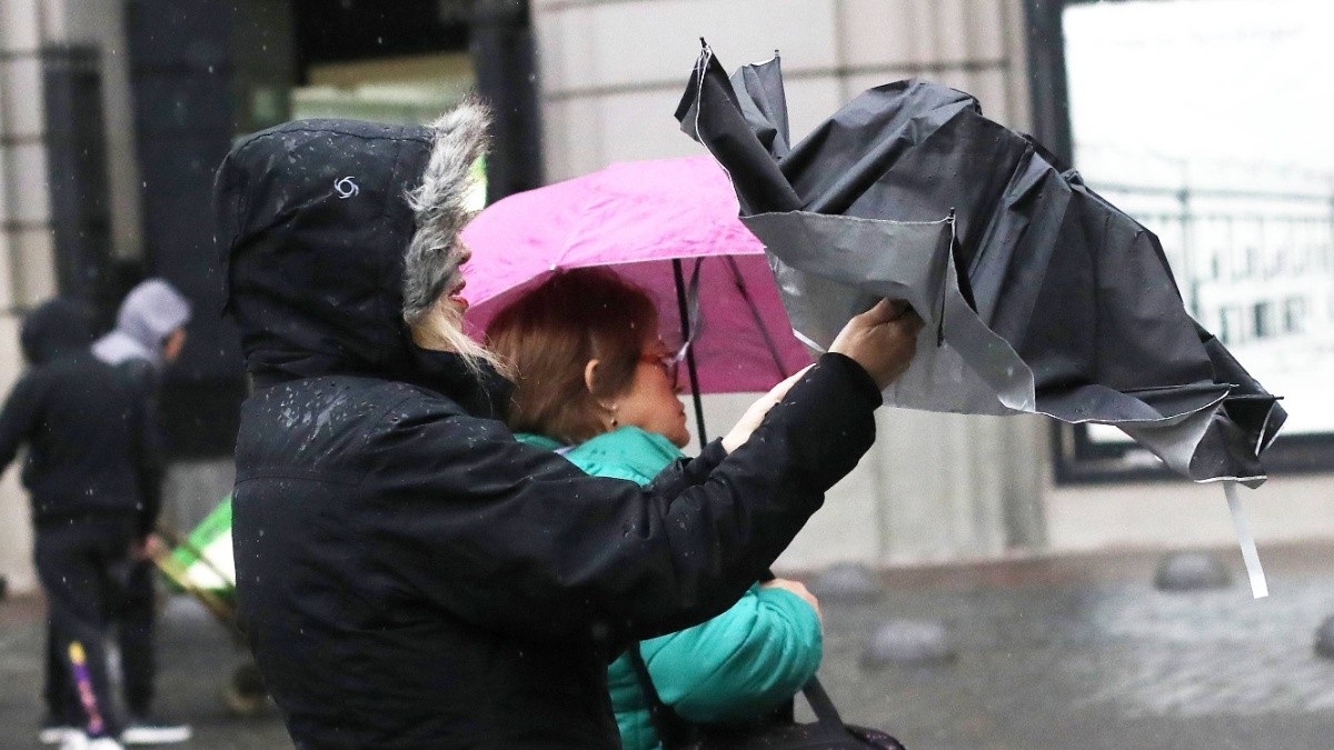 Incluye a la Región Metropolitana: Emiten avisos por tres días con rachas de viento de hasta 70 km/h en zonas de seis regiones
