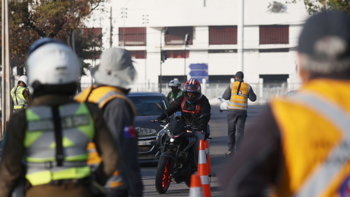 Este lunes regresa la restricción vehicular a la Región Metropolitana: Conoce los dígitos que no podrán circular día por día