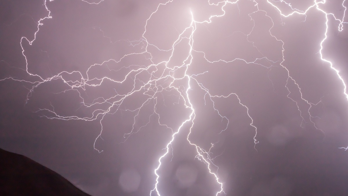 'Probabilidad de granizos y fuertes rachas de vientos': Emiten aviso de tormentas eléctricas para la RM y otras cinco regiones
