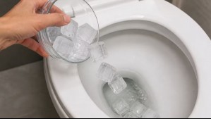Tirar hielo en el inodoro una vez por semana: ¿Cómo funciona el truco que ayuda a la limpieza sin usar tantos químicos?