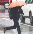 La Dirección Meteorológica de Chile (DMC) emitió tres alertas para zonas de cinco regiones del país, advirtiendo por lluvias de hasta 90 mm en corto período de tiempo y vientos de hasta 100 km/h. ¡Detalles!