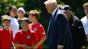 Mientras restablecía un premio de aptitud física: Donald Trump dice ante un grupo de niños que ejercita 'un minuto al día'