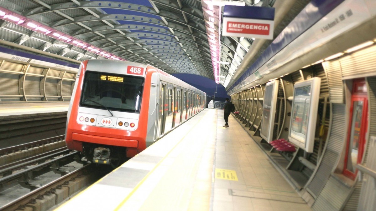 Metro de Santiago cierra siete estaciones de la Línea 4 por persona en la vía — image 1