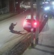 Las imágenes de una cámara de seguridad captaron el momento exacto en que un policía que estaba de vacaciones repelió a tiros el intento de robo de su vehículo en la localidad argentina de Florencio Varela.