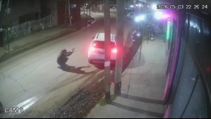 'Tiré entre seis o siete tiros': Video muestra a policía defenderse de delincuentes que querían robar su auto en Argentina