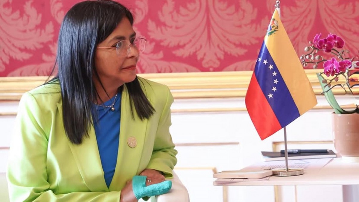 Influencer chavista acusa a presidenta interina de Venezuela de ocultar dispositivo de espionaje dentro de yeso