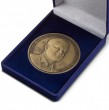 La medalla del expresidente Gabriel Boric acuñada por la Casa de Moneda como tradición presidencial, incorpora por primera vez escritura en braille. La pieza conmemorativa ya está disponible y cuesta $27.990.