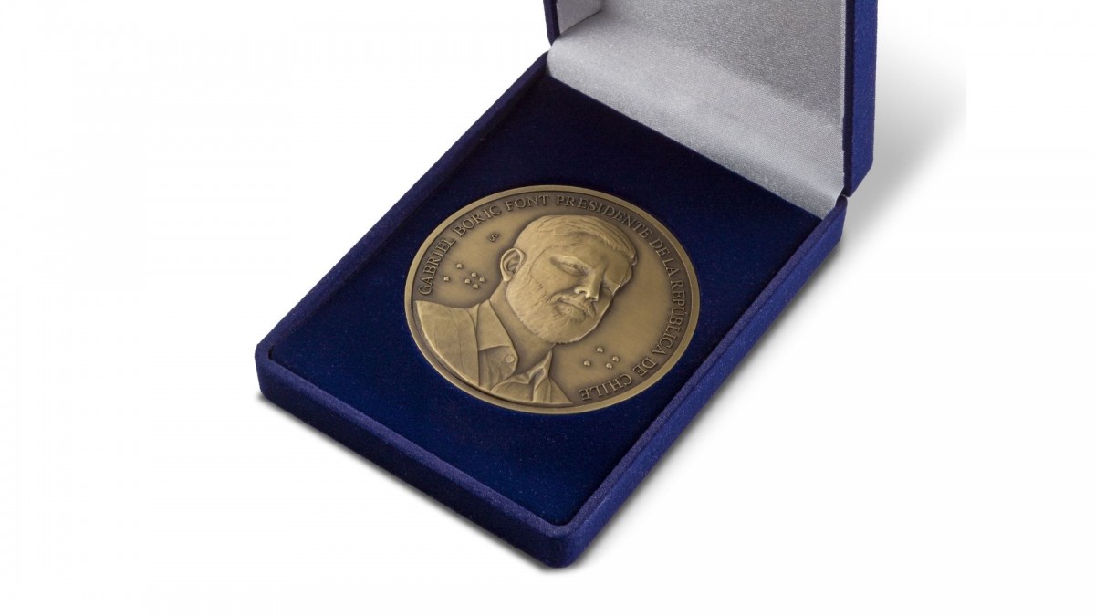 Casa de Moneda lanza medalla conmemorativa dedicada al expresidente Gabriel Boric: Este es su valor
