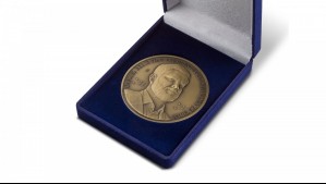 Casa de Moneda lanza medalla conmemorativa dedicada al expresidente Gabriel Boric: Este es su valor