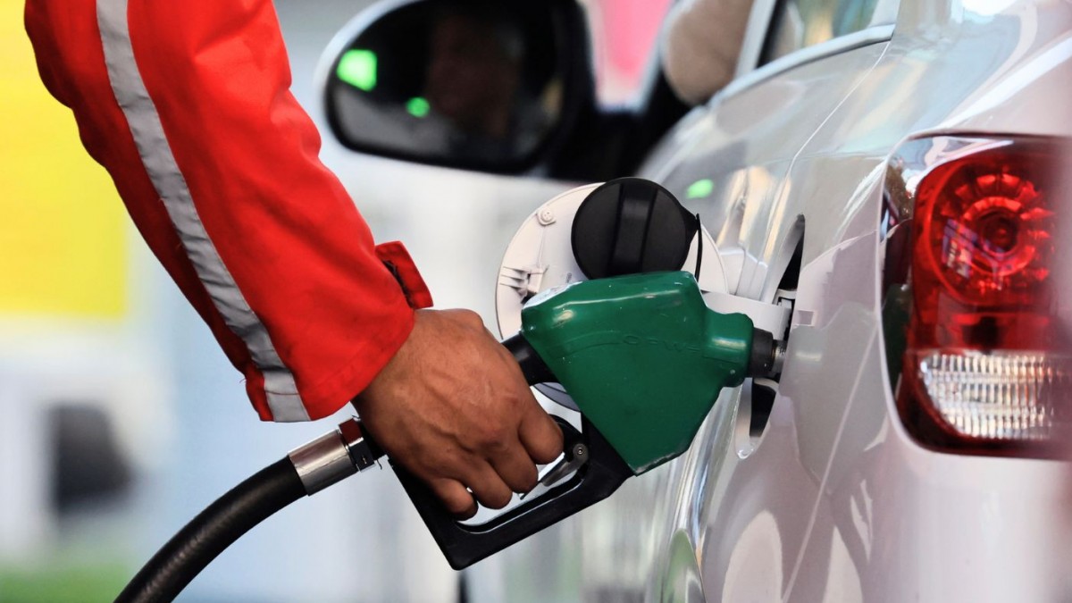 Cambia precio de combustibles: Confirman leve variación en las bencinas y fuerte caída del diésel desde este jueves