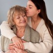 La Compensación por Expectativa de Vida se entrega mensualmente para igualar las pensiones entre ambos géneros, reconociendo que las mujeres suelen recibir montos menores por su mayor esperanza de vida