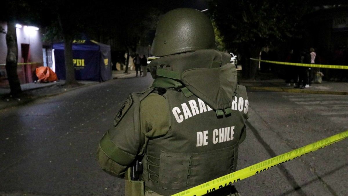 Investigan crimen de hombre a bordo de su vehículo en Estación Central: La acompañante huyó tras dar declaración