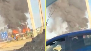 Video muestra camión cigüeña quemándose en ruta hacia Alto Hospicio: Vehículos que trasladaba también se vieron afectados
