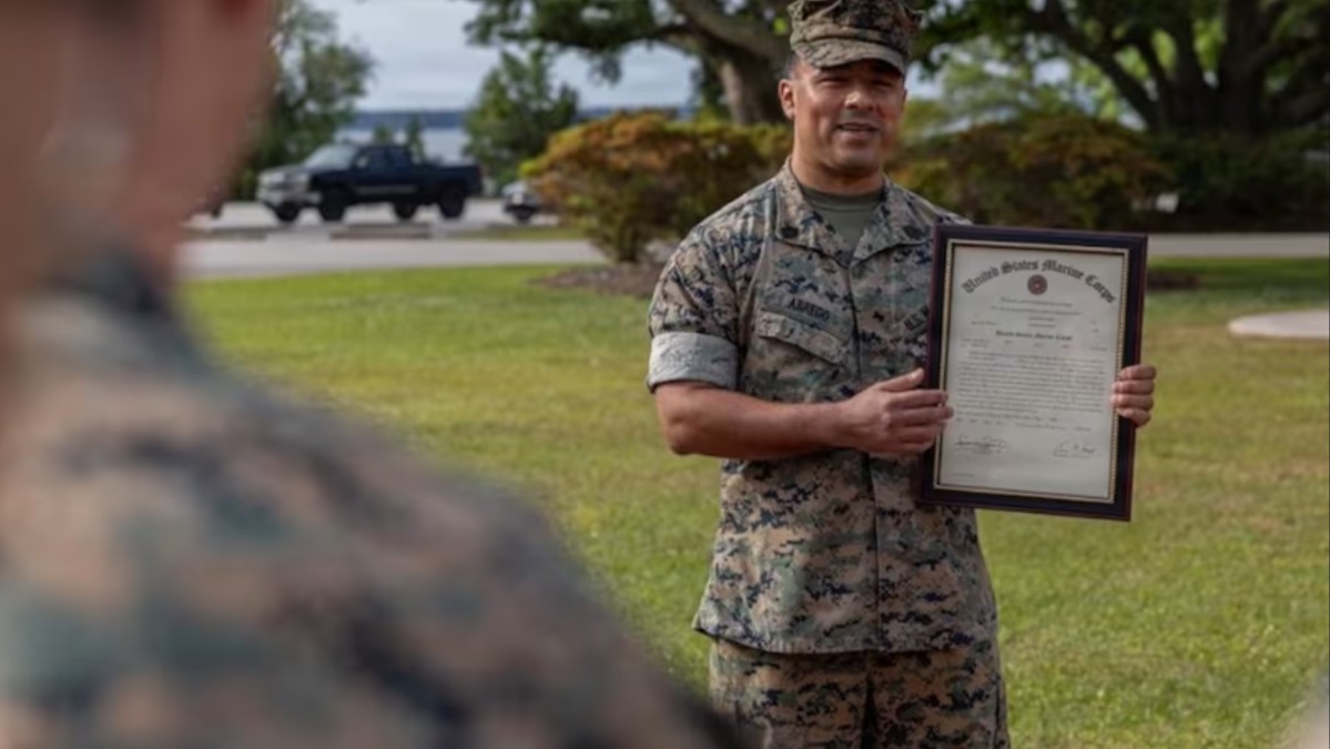 'Se supone que debemos hacerlo': la admirable historia del marinero que luchó por su vida sin abandonar sus labores militares