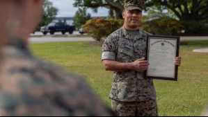 'Se supone que debemos hacerlo': la admirable historia del marinero que luchó por su vida sin abandonar sus labores militares