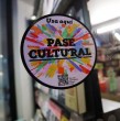 El Pase Cultural de $50 mil permite que los jóvenes puedan acceder a bienes y servicios culturales por un costo reducido o gratis, fomentando el consumo de producciones nacionales y el desarrollo creativo