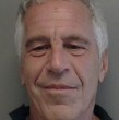Un juez federal de Nueva York divulgó el manuscrito que habría escrito Epstein semanas antes de morir en prisión en 2019. El documento no ha sido autenticado y reaviva las dudas sobre su muerte.