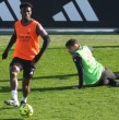 El mediocampista uruguayo necesitó puntos de sutura después de un violento altercado con su compañero francés. El episodio sacude al club justo antes del Clásico del domingo ante el Barcelona.