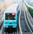 Metro de Santiago informó la tarde de este jueves un problema en su servicio, luego del cierre de cuatro estaciones de la Línea 5 por la presencia de una persona en la vía.