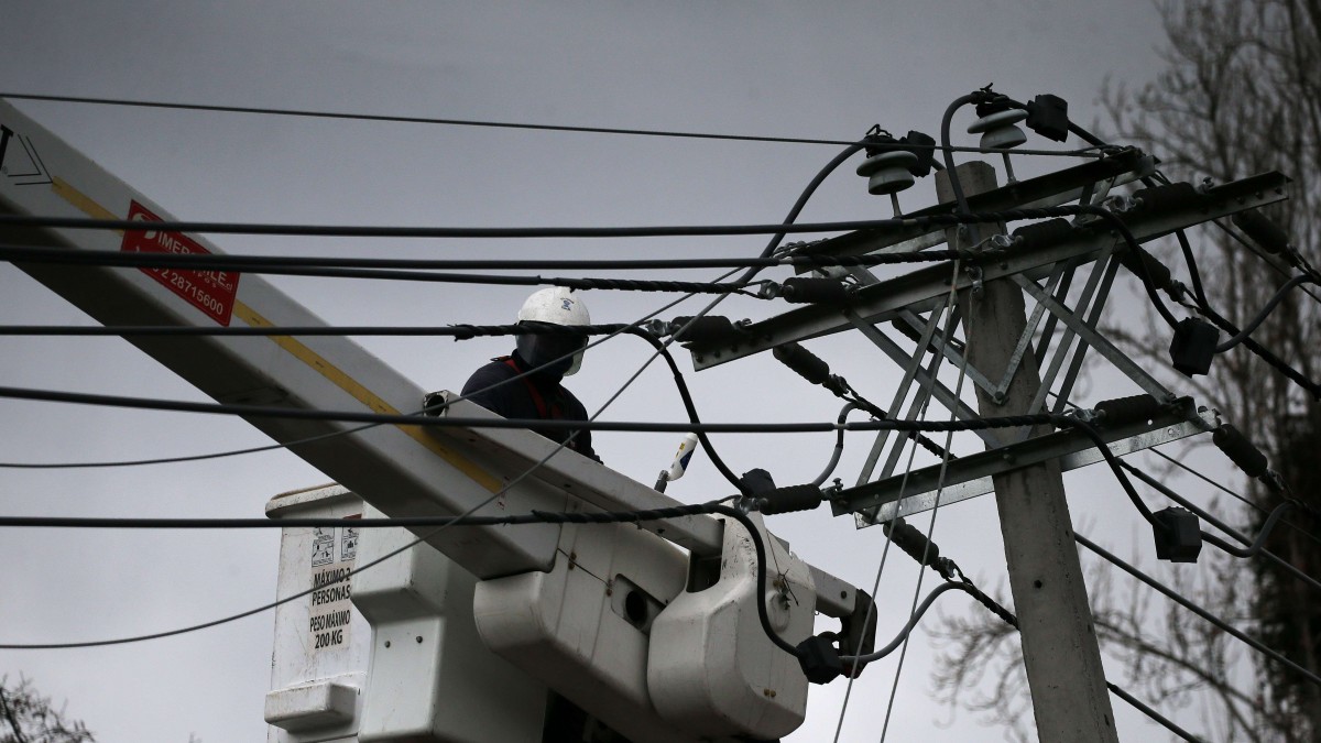 Hasta seis horas sin suministro: Siete comunas de la Región Metropolitana tendrán cortes de luz este viernes